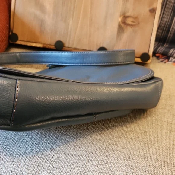 Liz Claiborne Purse RN70272/CA16396 - Picture 8 of 9